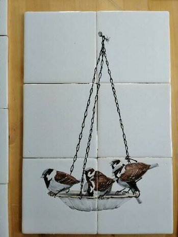 Handgeschilderde musjes in een hangende voederplaats